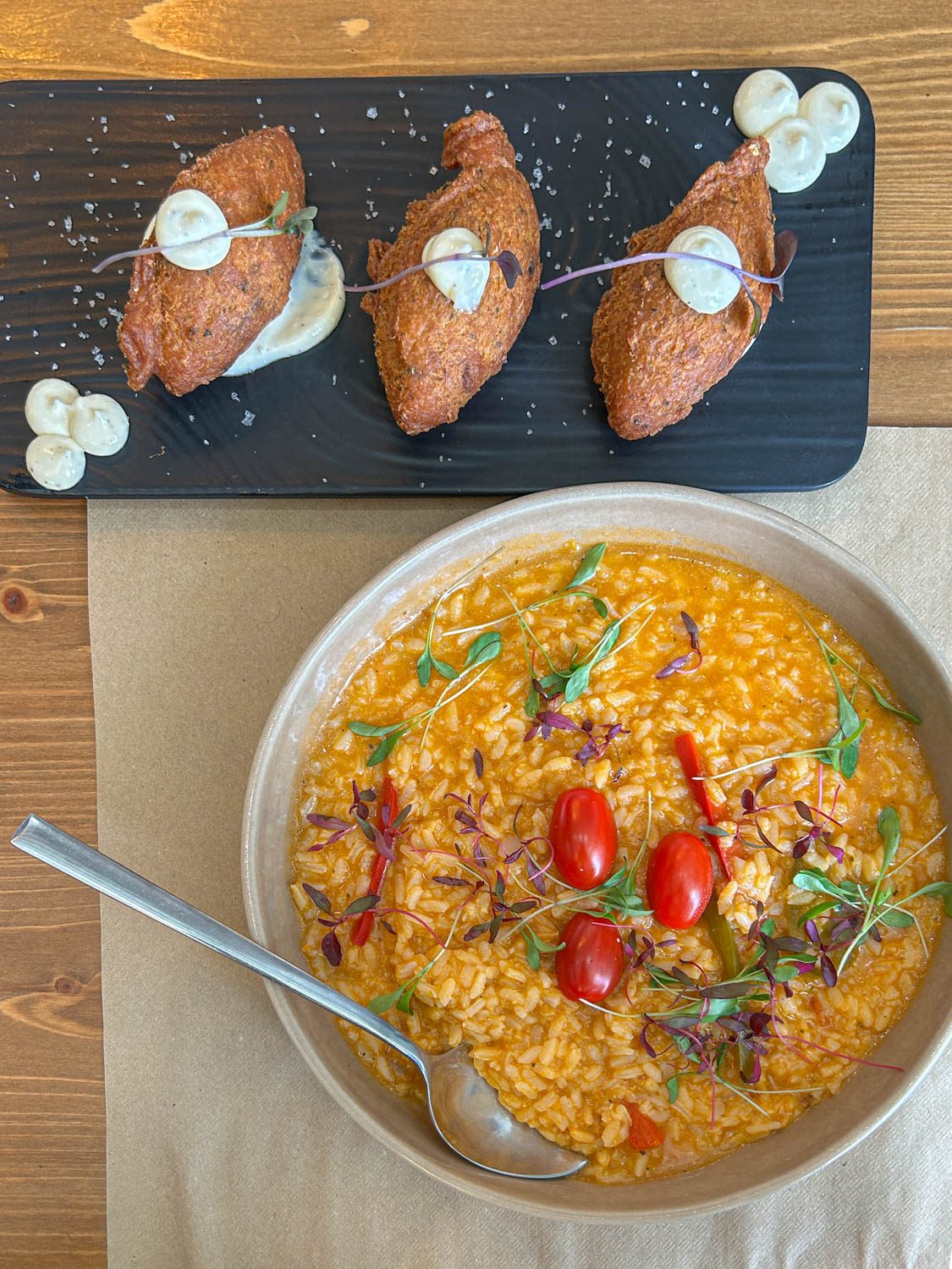 Arroz de tomate com pastéis de bacalhau
