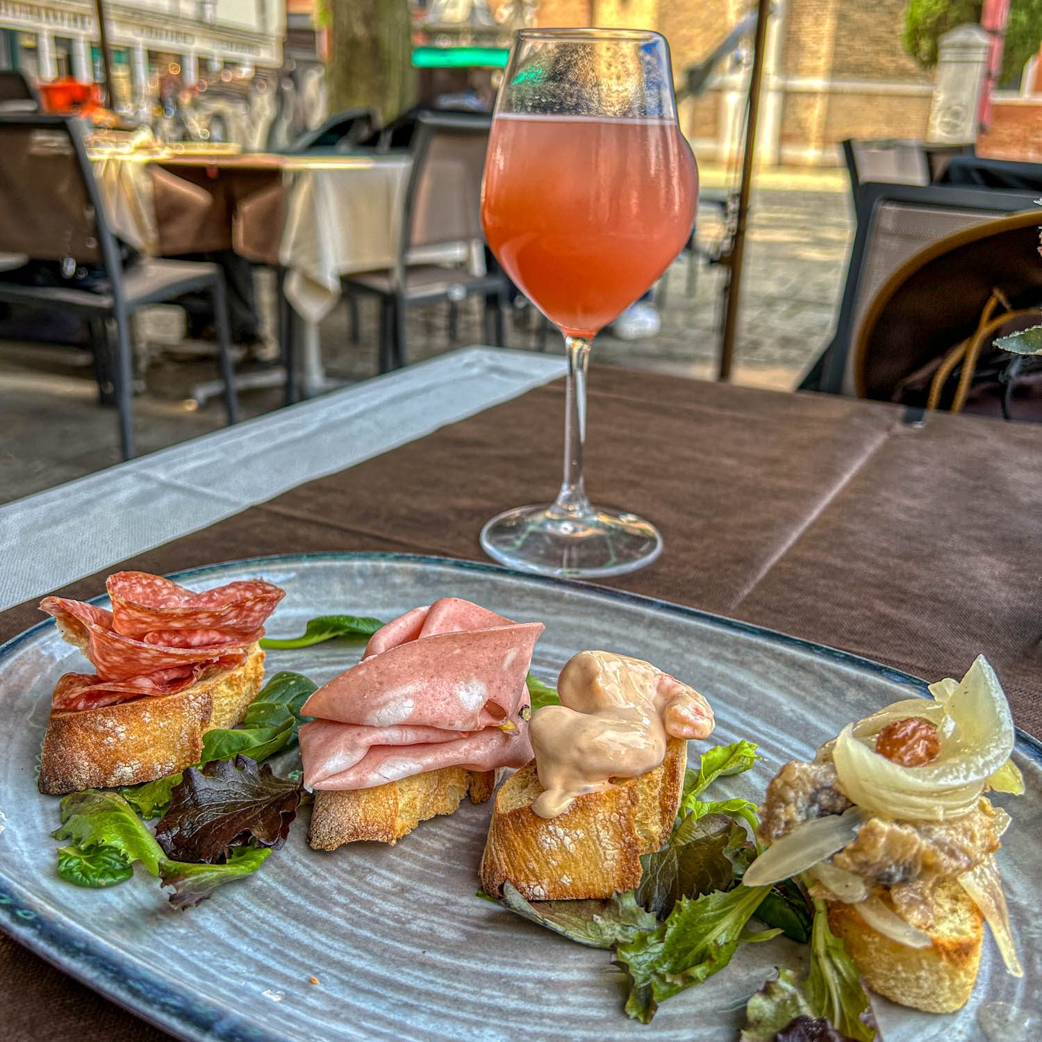 Cicchetti e um bellini