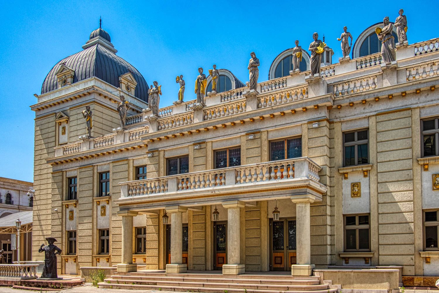 Teatro Nacional, e um monte de estátuas