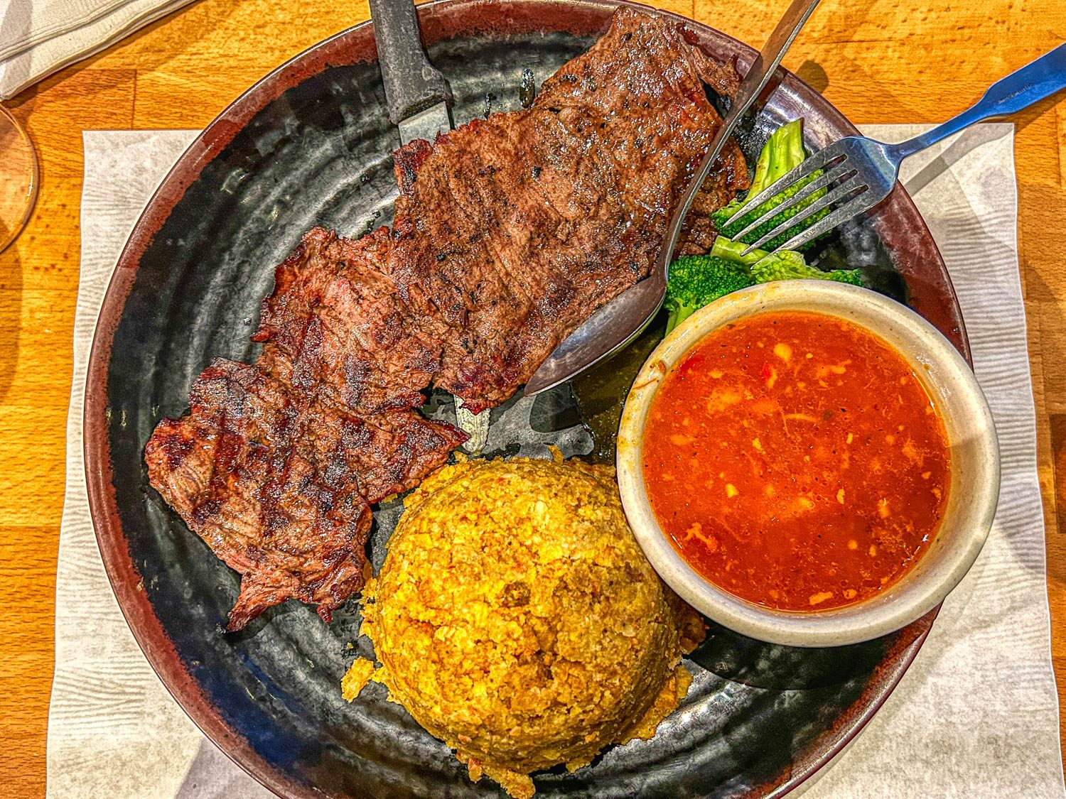 Comida porto-riquenha: mofongo con churrasco