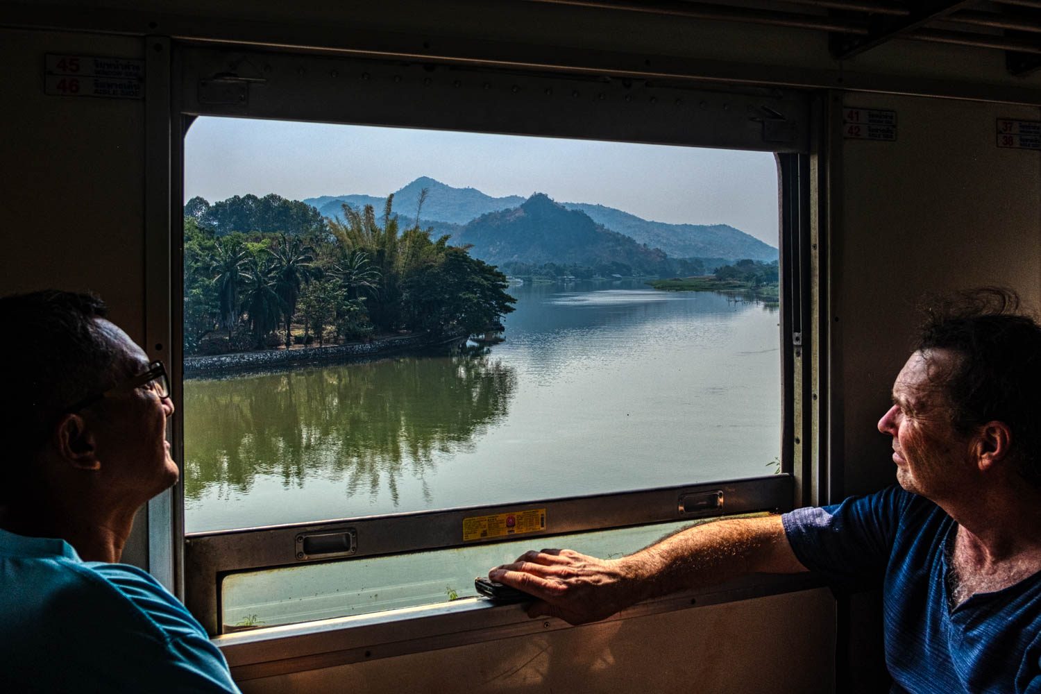 Turistas olhando para o rio Khwae