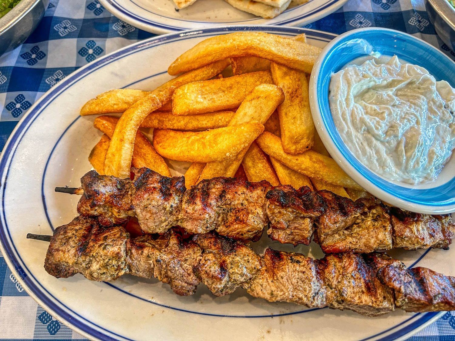 Comida grega: souvlaki de vitela