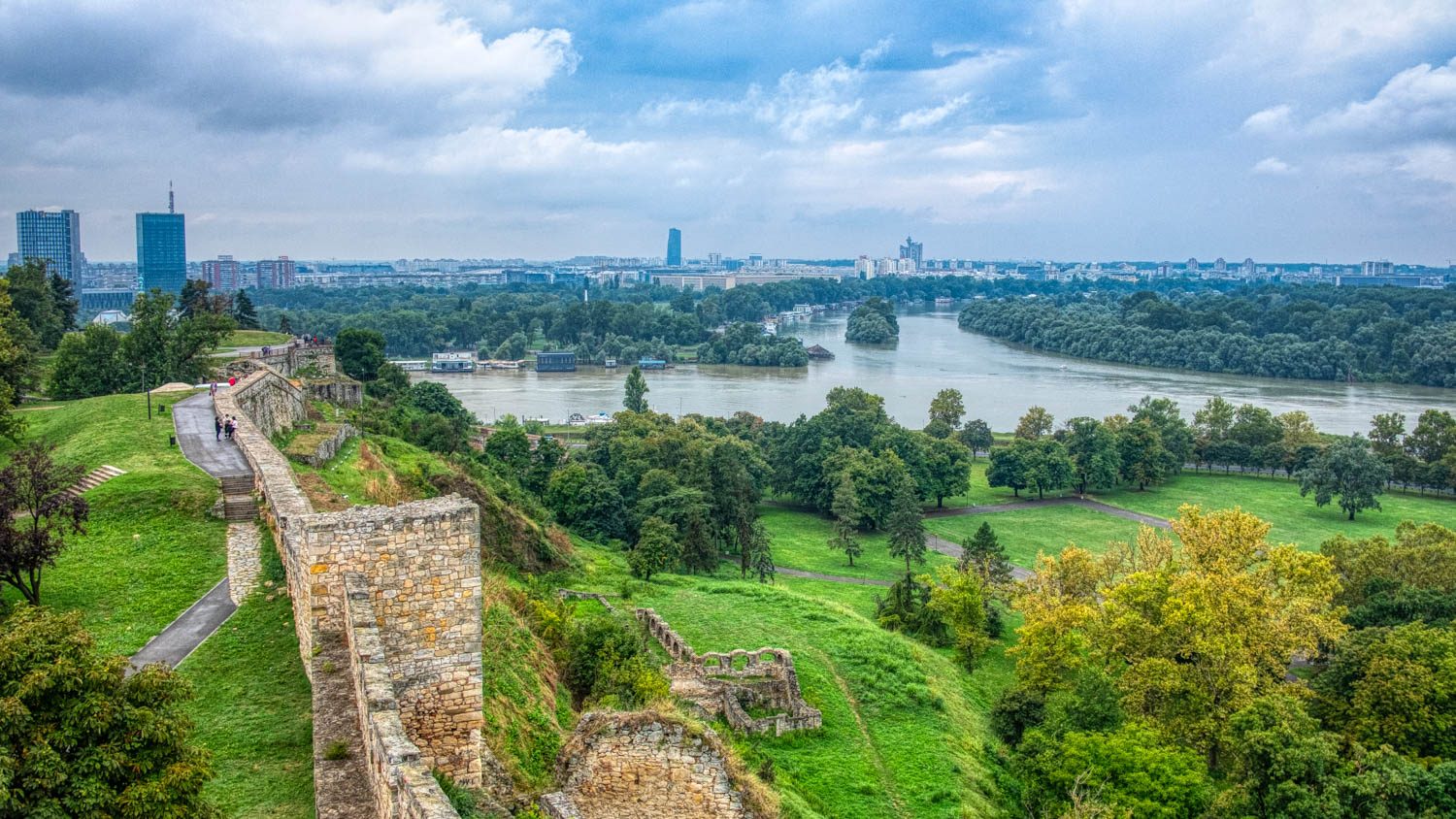A confluência dos rios vista desde Kalemegdan.