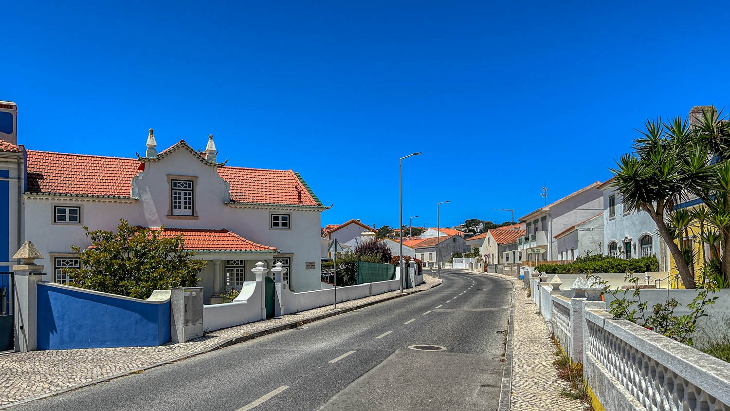 A rua principal de Foz do Arelho.