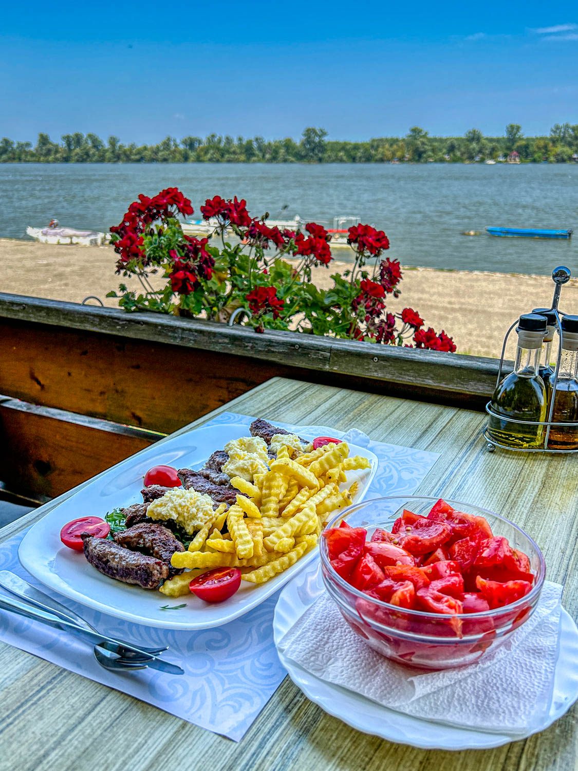 Almoço na beira do Danúbio.
